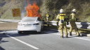 Tiroler Feuerwehr filmt spektakulären Brand eines Tesla Model S