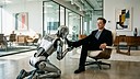 Ki, K�nstliche Intelligenz, Elon Musk, AI, Artificial Intelligence, Technologie, Roboter, Innovation, B�ro, Technologieunternehmen, Futuristisch, Grok, Gesch�ftsmann, Mensch-Maschine-Interaktion, humanoider Roboter, B�roeinrichtung