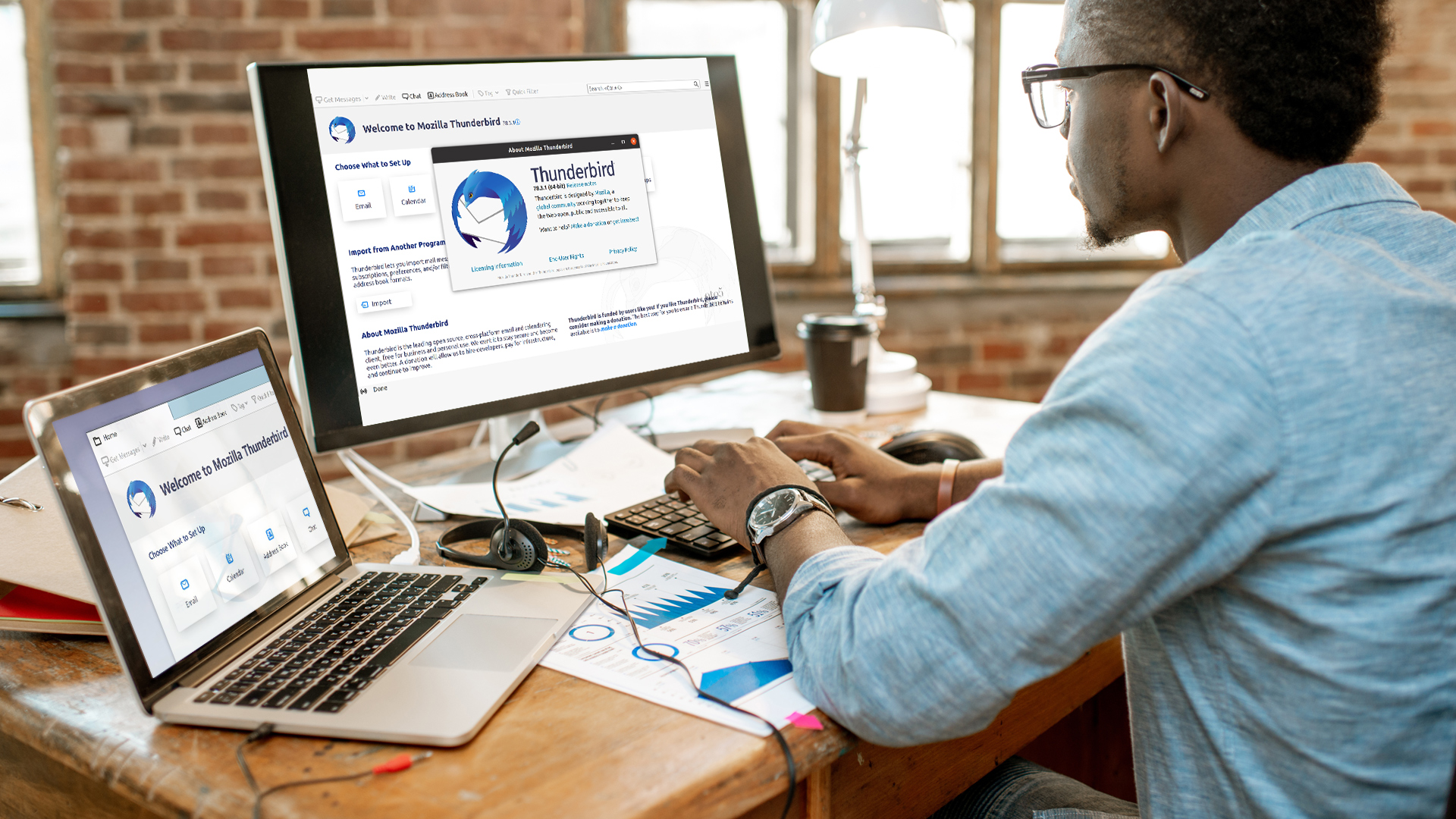 Laptop, Office, E-Mail, Mitarbeiter, Büro, Thunderbird, Arbeitsplatz, Mozilla Thunderbird, Thunderbird Logo, Schreibtisch, unaufgeräumt