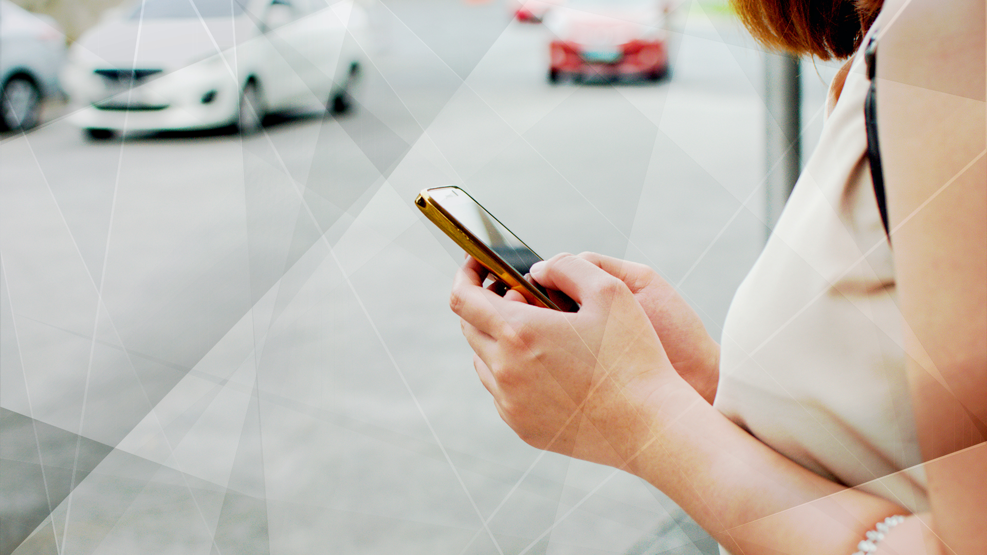 Auto, Fahrzeug, Autos, Verkehr, Transport, Uber, Straßenverkehr, Mitfahrdienst, Transportmittel, Automobil, carsharing, Mitfahrautos, ride hailing, Freenow, herbeirufen, Ridesharing, Person mit Smartphone