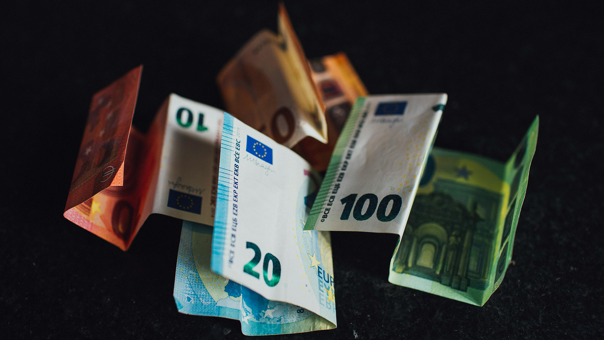 Geld, Finanzen, Geldautomat, Visa, Mastercard, Euro, ATM, Bargeld, girocard, Pin, EC-Karte, Bankautomat, Bankomat, Geld Abheben, Visakarte, Geldschein, Banknoten, Geldscheine, Maestro