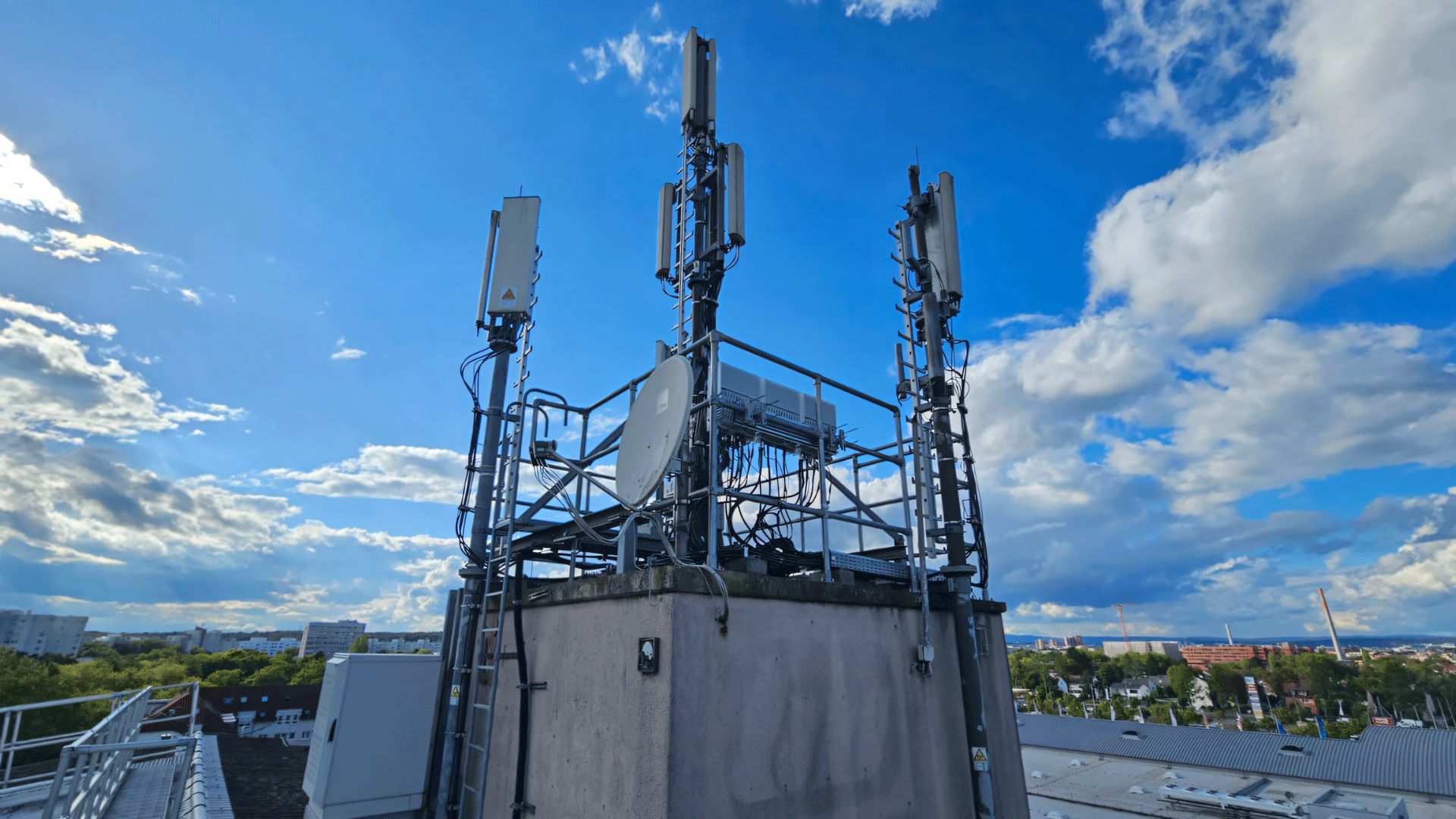 Mobilfunk, 5G, Provider, Netzausbau, O2, Mobilfunkbetreiber, Mobilfunknetz, Antenne, Sendemast, Ericsson, Funkmast, Handymast, ran, O2 Telefónica, Open-RAN, Cloud-RAN, Offenbach