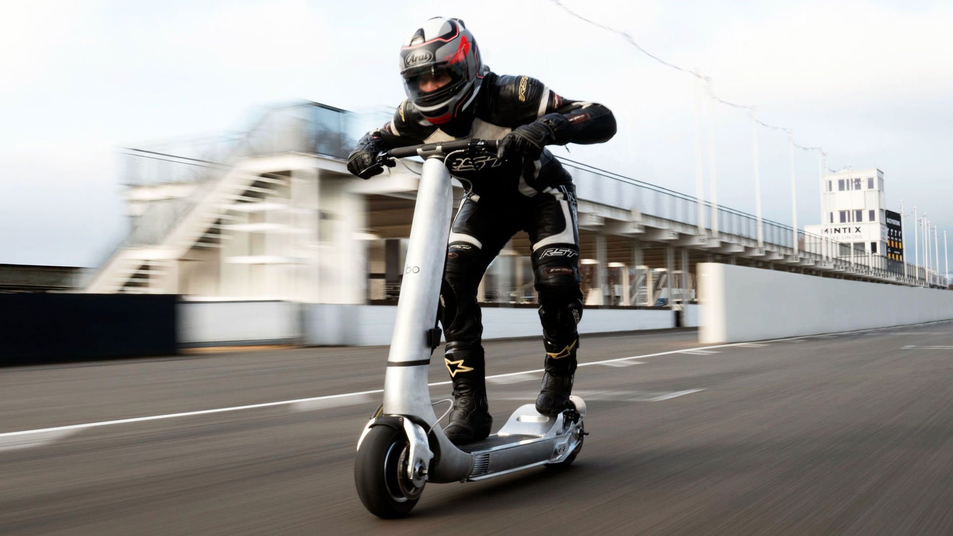 E-Scooter, E-Roller, Racing, Rennstrecke, Highspeed, High-Speed, The Turbo, Bo