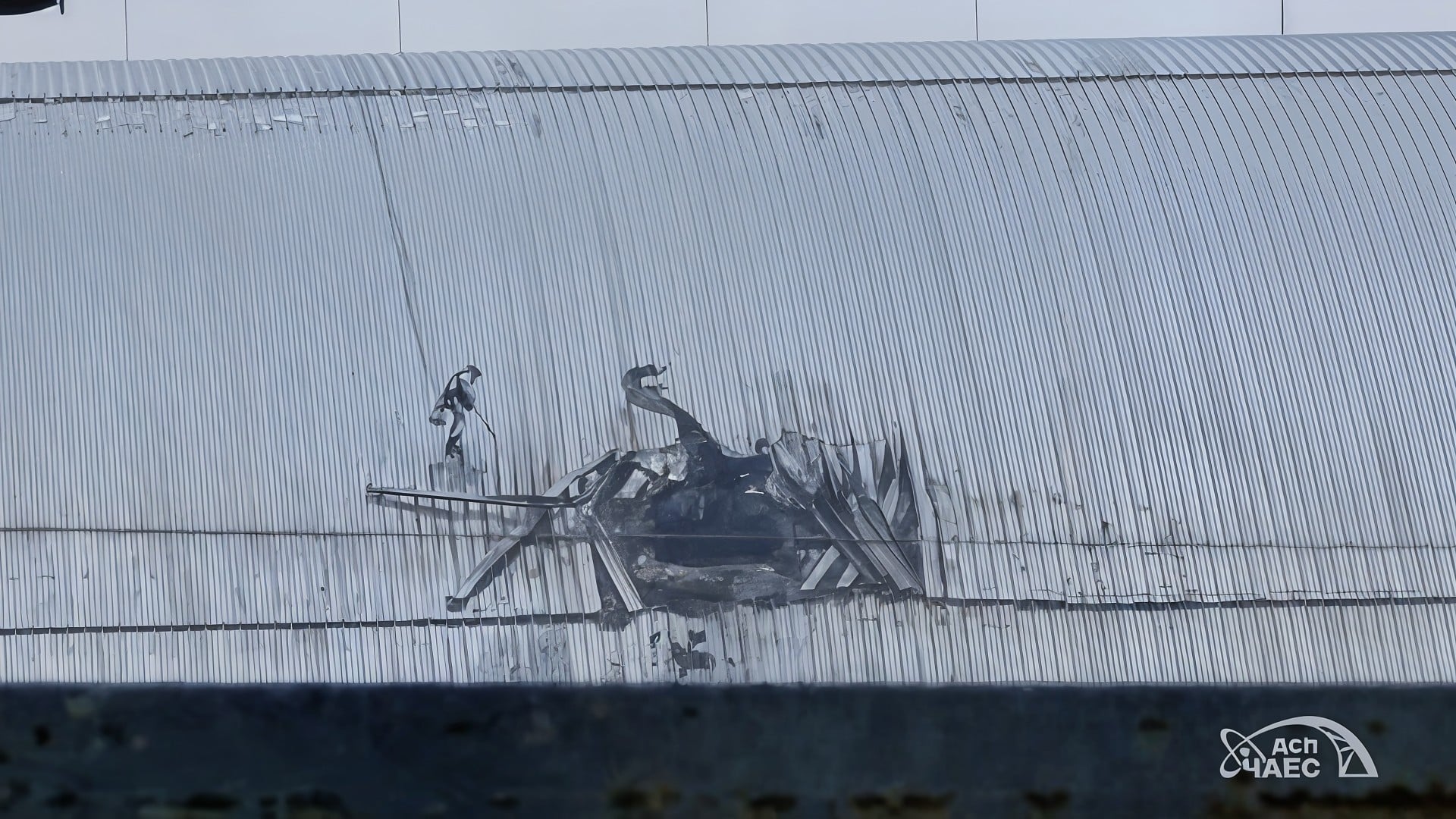 Drohne, Infrastruktur, Schaden, Sicherheitsrisiko, Industrieanlage, Beschädigung, Tschernobyl, Lagerhalle, DACH, Gebäudeschaden, Chernobyl New Safe Confinement, Sarkophag, Einschlagsloch, Metallwand, Industriegebäude, Dachschaden, Strukturschaden, Wellblech, Unfallschaden, Reparaturbedarf, Architekturdetail