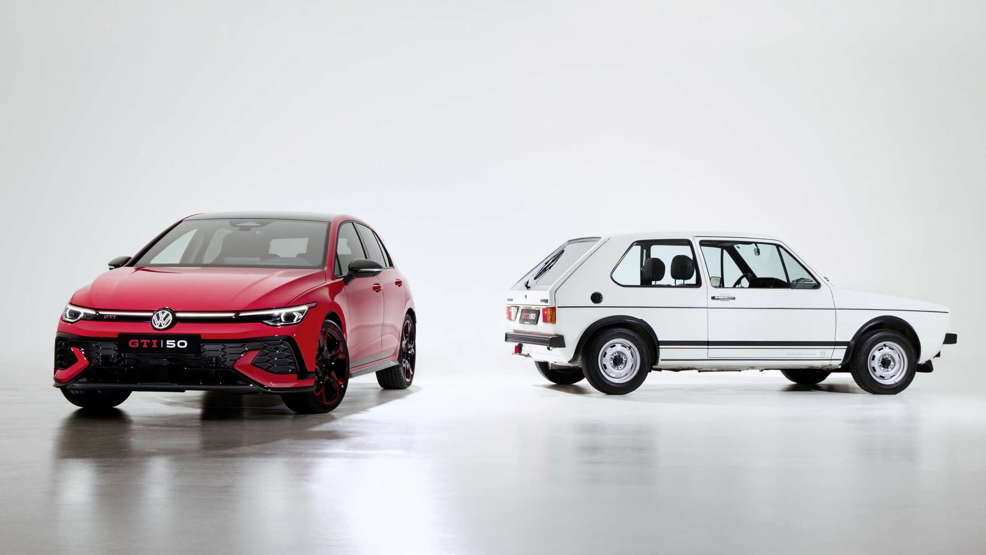 volkswagen, Retro, Tuning, Klassiker, Sportwagen, Leistungssteigerung, Automobildesign, Kompaktwagen, Generationsvergleich, Golf GTI, Jubiläumsmodell, GTI 50, Rot und Weiß, Hatchback, Automobilgeschichte