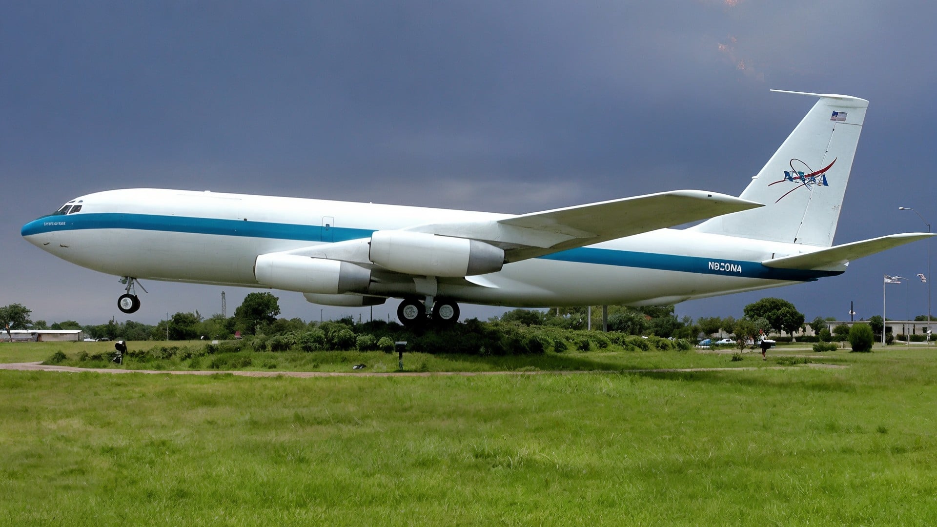 Raumfahrt, Nasa, Flugzeug, Luftfahrt, Weltraumforschung, US-Flagge, Fahrwerk, Flugfeld, Parabelflüge, Transportflugzeug, Forschungsflugzeug, Boeing KC-135, Strahltriebwerk