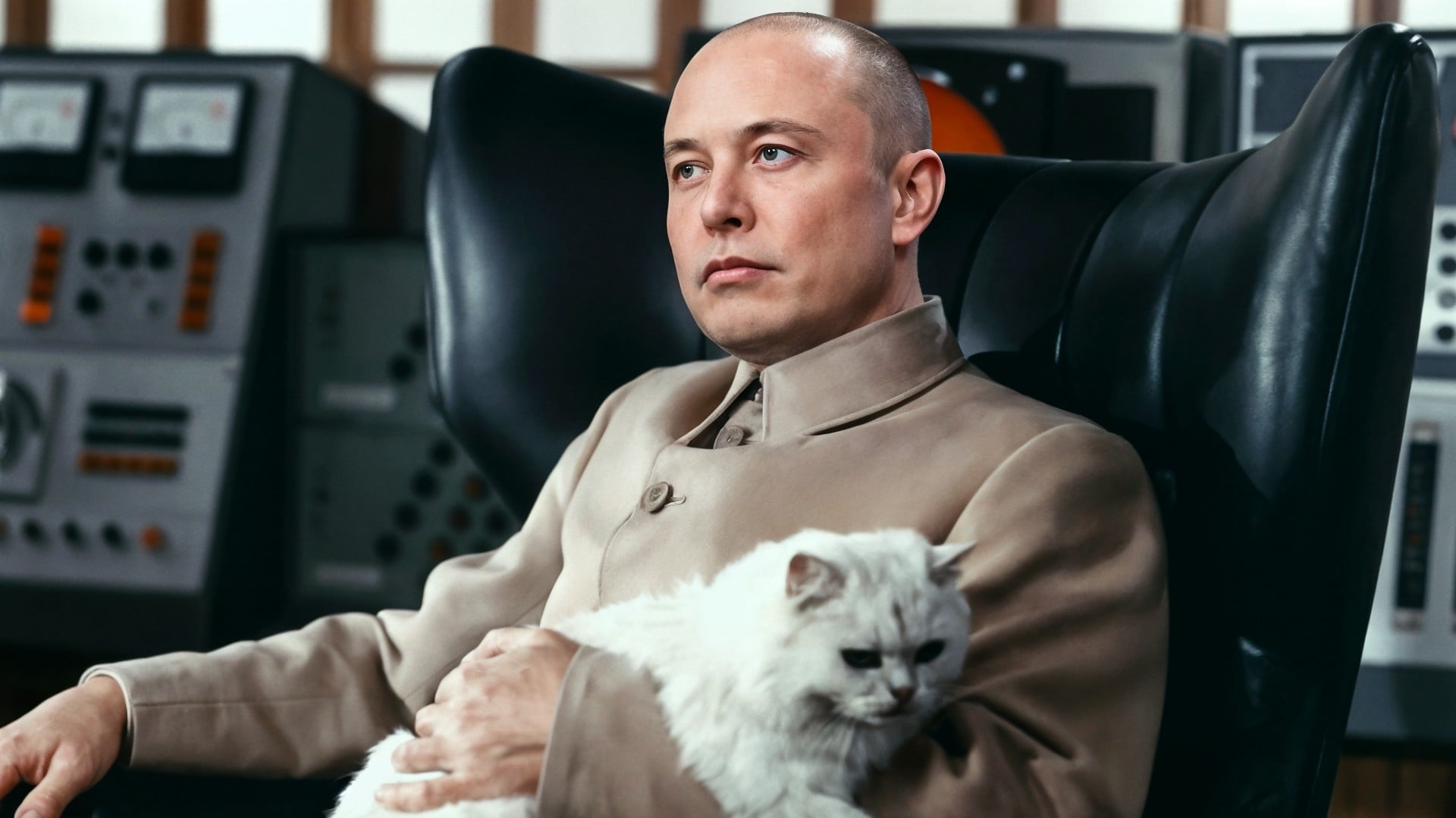 Elon Musk, Musk, katze, James Bond, Deepfake, Schurke, Parodie, Kontrollraum, Filmszene, Schaltzentrale, Retro-Technik, Blofeld, Ki-generiert, Filmvillain, Ledersessel, Analoggeräte, Spionagefilm
