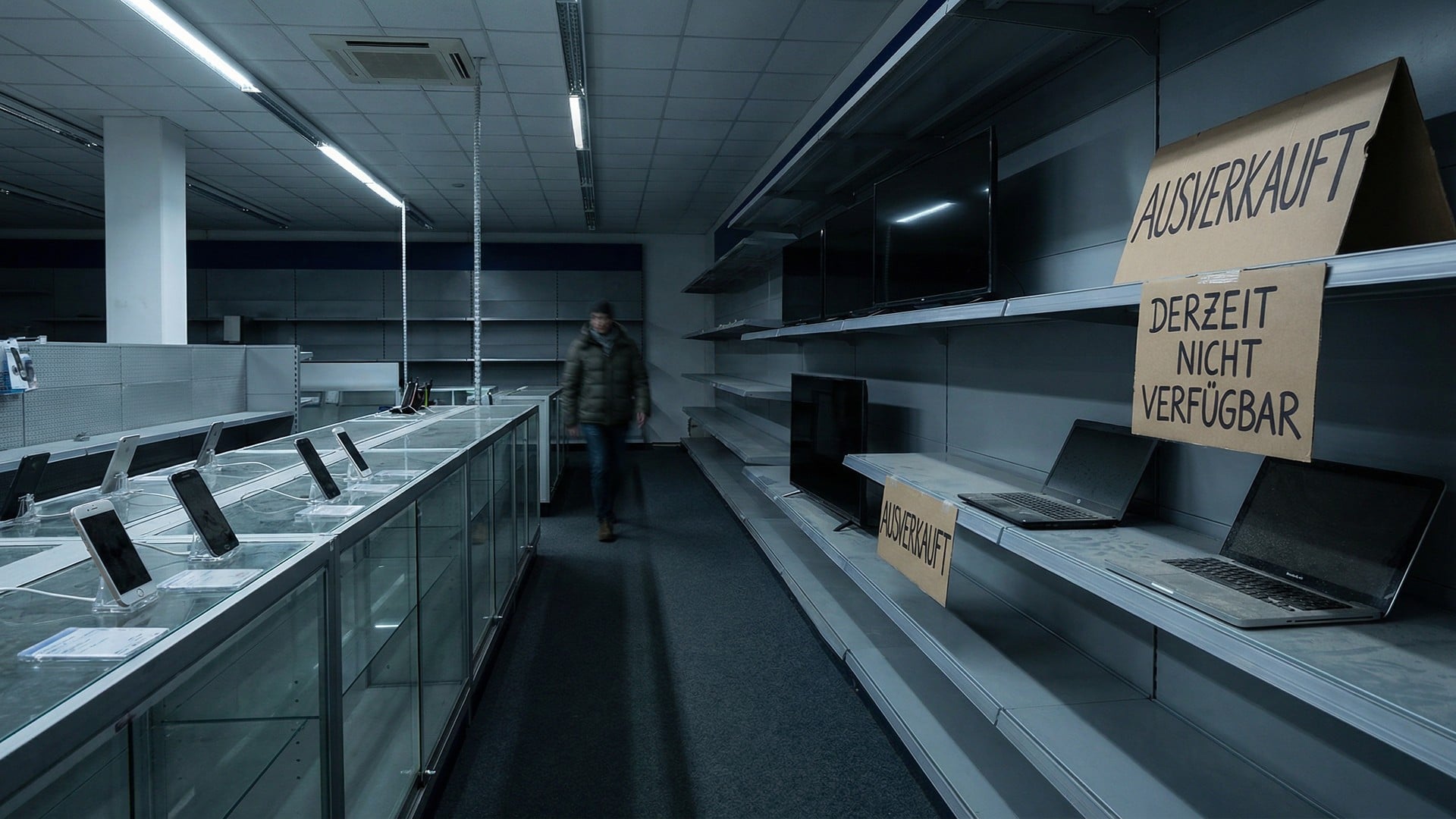 Smartphone, Laptop, Handel, Einzelhandel, Lieferkette, Speicherkrise, Ausverkauft, Lieferengpass, Elektrogeräte, Elektronikhandel, RAM-Krise, Elektronikmarkt, Geschäftsschließung, Leere Regale, Warenmangel, Vitrine