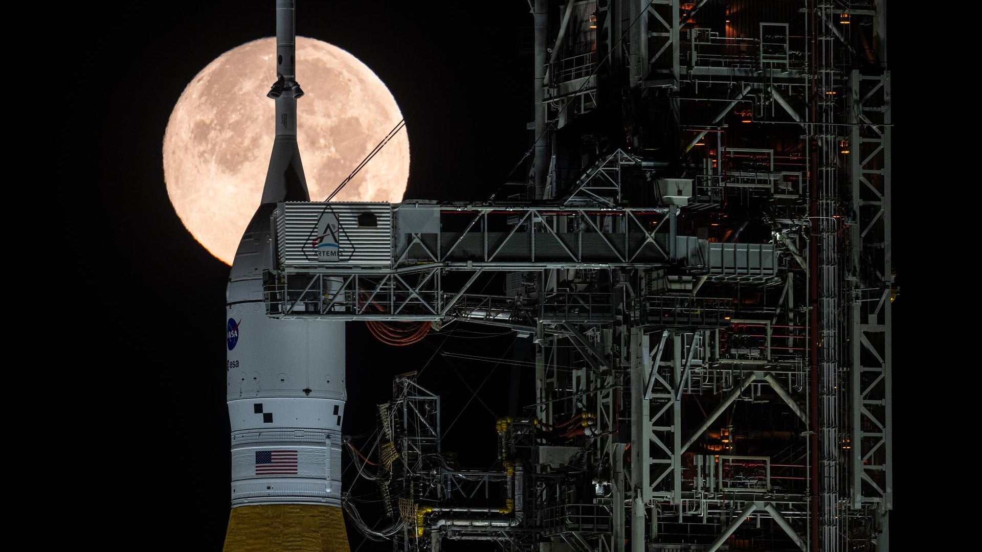 Weltraum, Raumfahrt, Nasa, Rakete, Mond, Esa, Artemis, Mondmission, Startrampe, SLS, Space Launch System, Orion, Trägerrakete, kennedy space center, Artemis 2, Artemis II, Startvorbereitung