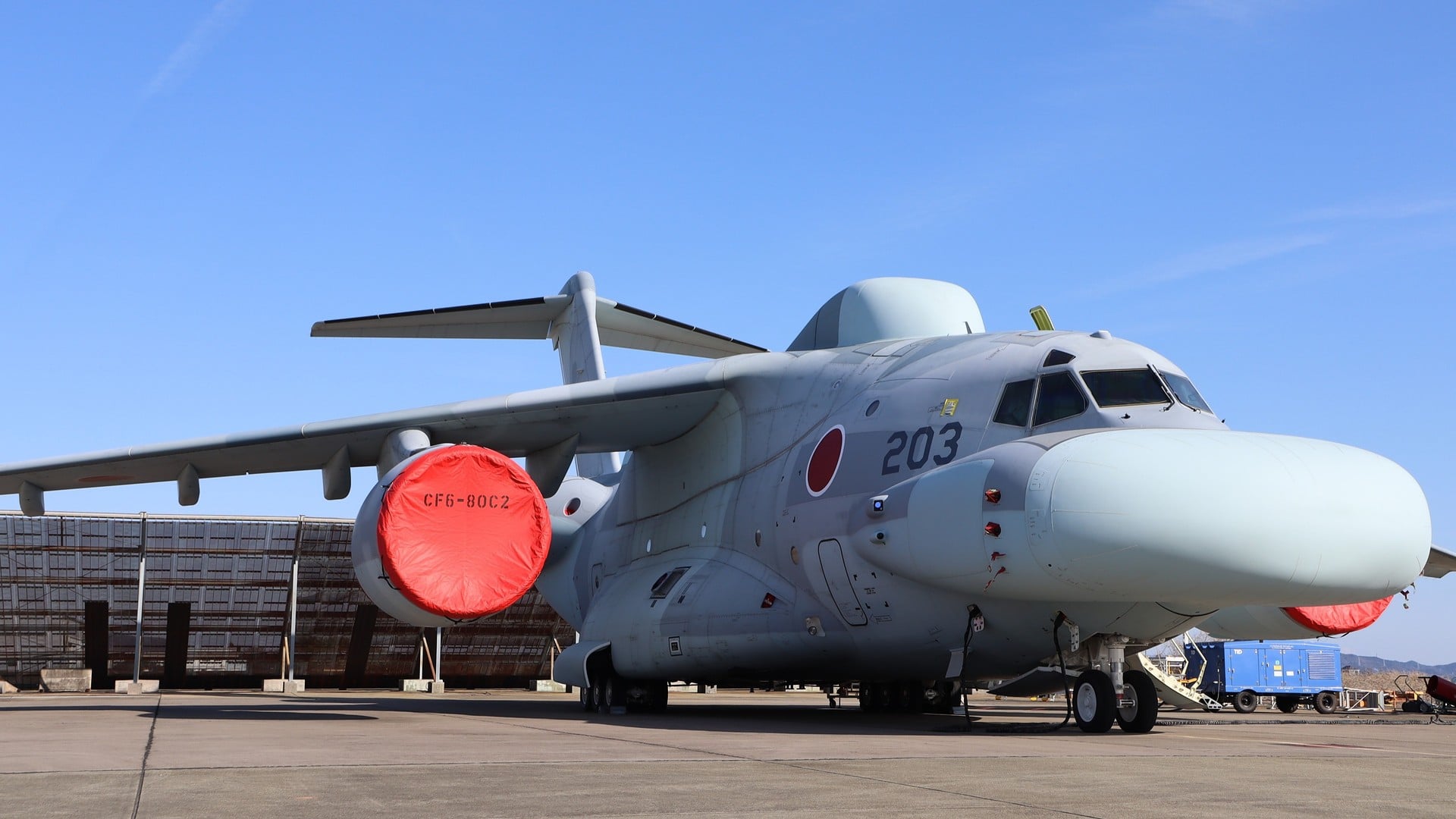 Japan, Militärtechnik, Militärflugzeug, Militärluftfahrt, JASDF, Kawasaki C-2, Kawasaki EC-2, Kawasaki E-767, Japan Air Self-Defense Force, Frühwarnflugzeug, Radardom, Triebwerksabdeckung, Flugzeugzelle, Luftaufklärung, EC-2