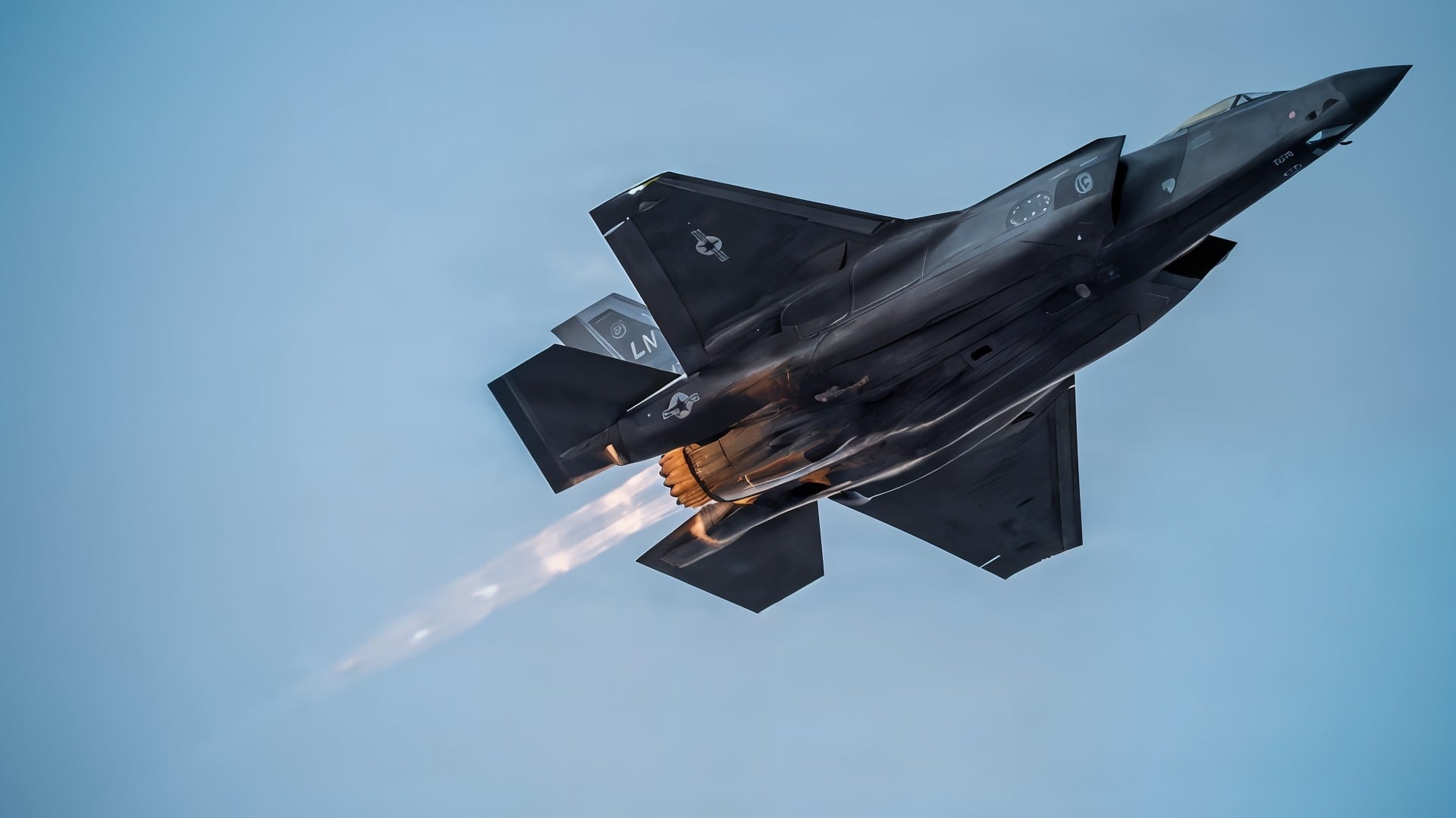 Luftfahrt, Militärtechnik, Kampfjet, Fliegen, Triebwerk, US Air Force, Militärflugzeug, F-35, Luftwaffe, Tarnkappentechnologie, Rüstungstechnologie, Nachbrenner, Stealth-Flugzeug