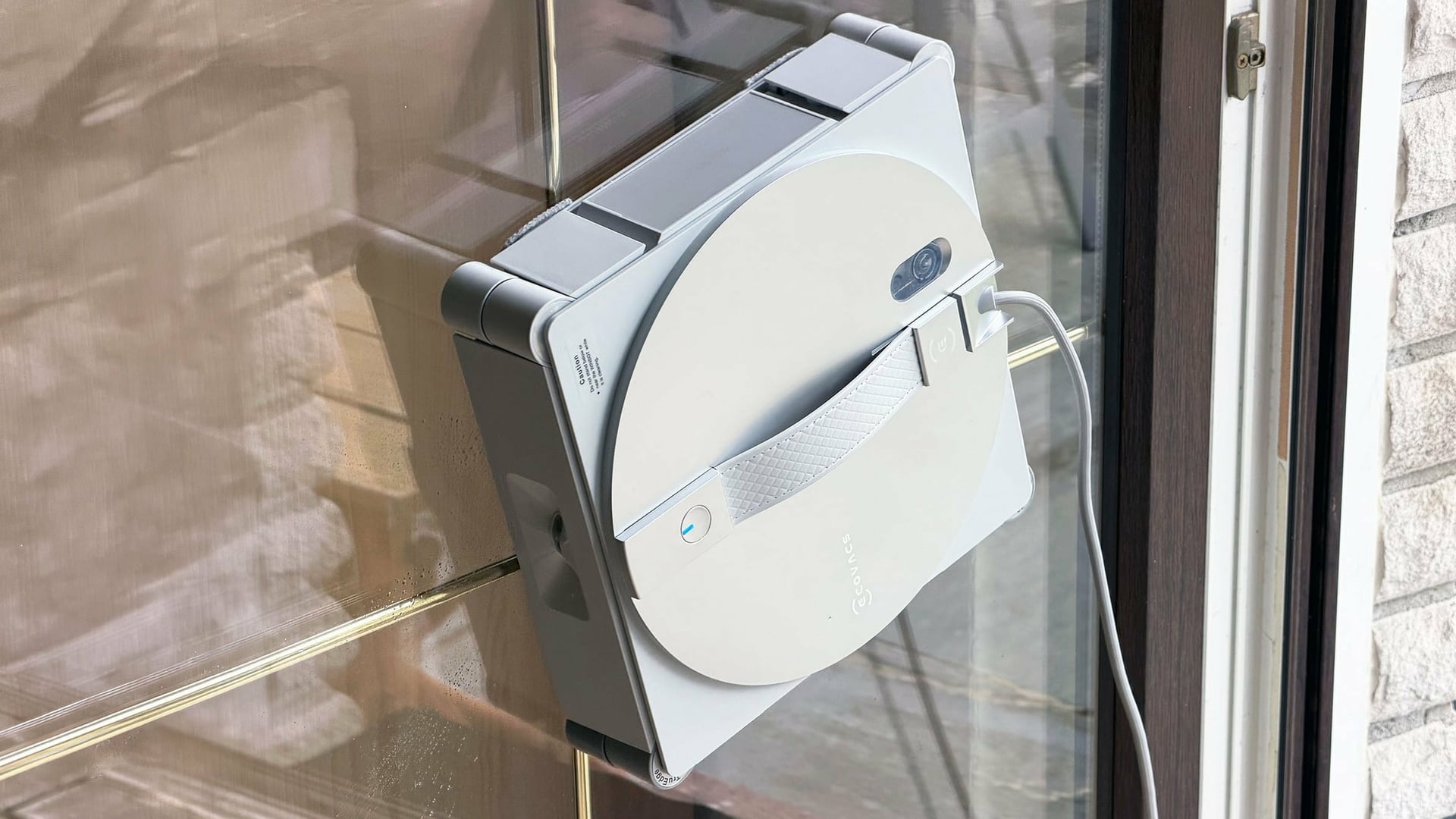 Smart Home, Haushalt, reinigung, Haushaltsgeräte, Smarthome, Wischroboter, Smart-Home, Wischfunktion, Ecovacs, Reinigungsstation, Fensterputzroboter, Fensterscheibe, Ecovacs Winbot W3 Omni