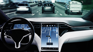 Tesla-Fahrer (alias Idiot) wird immer wieder auf dem Rücksitz gefilmt