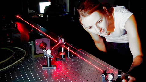 Forschung, Wissenschaft, Labor, Physik, Stockfotos, Science, Laser, Wissenschaftler, Experiment, scientist, Frau, Versuch, Laserstrahl, Naturwissenschaft
