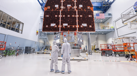 Nasa, Solarenergie, Solarpanel, Weltraumtechnologie, Raumfahrttechnik, US-Flagge, Reinraum, Raumfahrtindustrie, Raumfahrtmission, Schutzanz�ge, Satellitenbau, Raumfahrtingenieure, Raumfahrtlabor, Pr�zisionsarbeit, Hightech-Forschung