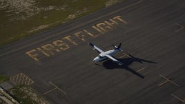 Flugzeug, Luftfahrt, Autonomes Fliegen, Joby Aviation, Cessna, Rollfeld, Asphalt, Hangar, Runway, Flugbetrieb, First Flight, Turboprop, Cessna 208 Caravan, Kleinflugzeug, Piste, Einmotoriges Flugzeug, Bodenmarkierung, Allgemeine Luftfahrt