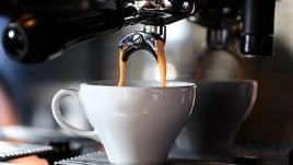 Kaffee, B�roalltag, Kaffeemaschine, Kaffeetasse, Kaffeepause, Espresso, B�roausstattung, Crema, Extraktion, Siebtr�germaschine, Kaffeezubereitung, Siebtr�ger, Espressomaschine, Espressotasse, B�rok�che