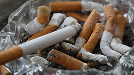 Rauchen, Nikotin, Zigarette, Tabak, Asche, Zigarettenstummel, Aschenbecher, Zigarettenkippe, Marlboro, Camel, Zigarettenfilter, Glasaschenbecher, Tabakkonsum, Raucherpause