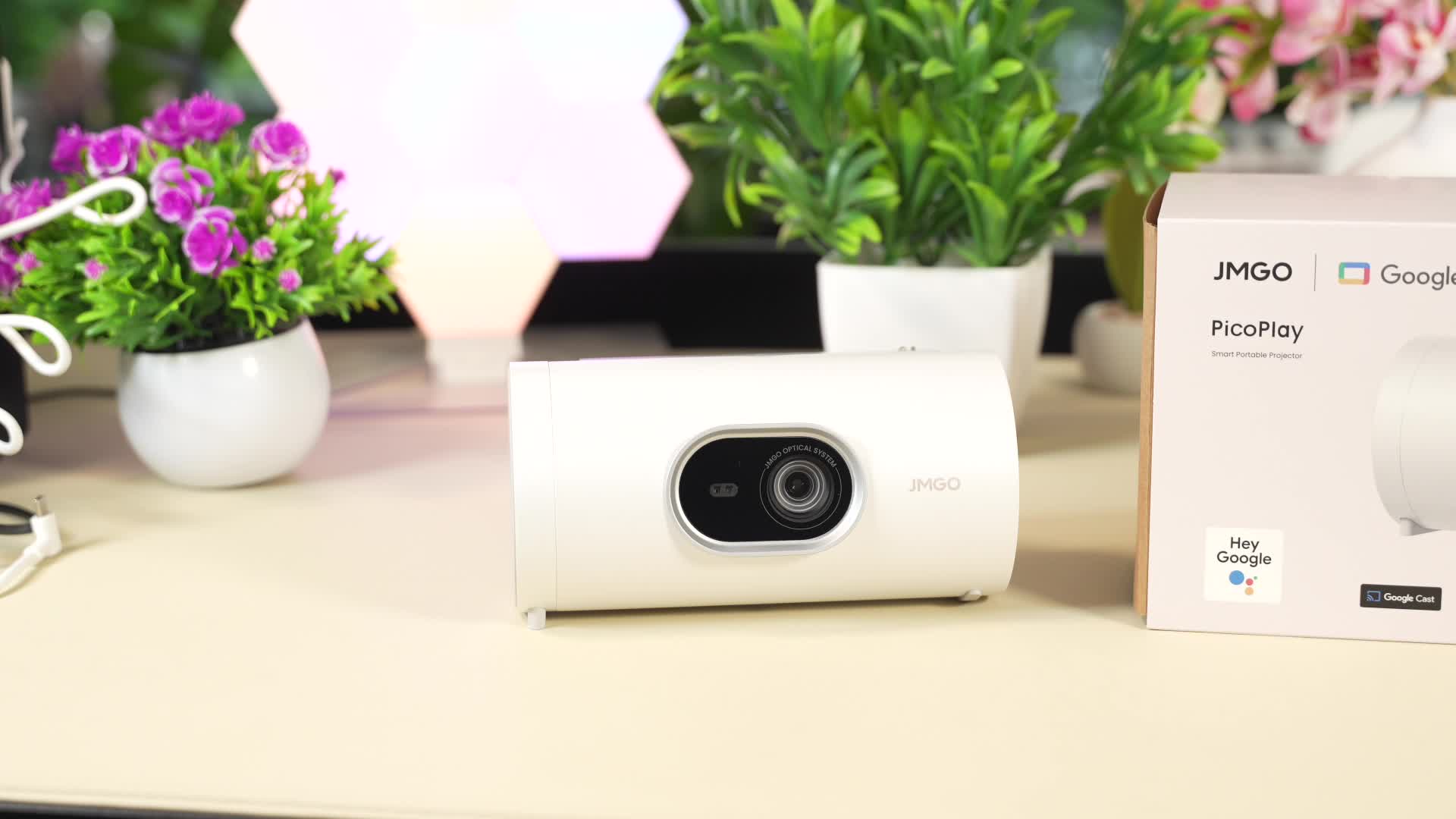 Streaming, Netflix, Test, Hands-On, Timm Mohn, Full Hd, Beamer, Projektor, Google Tv, Gimbal, Autofokus, Jmgo, Dolby Audio, Jmgo Picoplay, 400 ISO Lumen, Trapezkorrektur, mobiler Beamer, 6 Watt Lautsprecher, Reiseprojektor