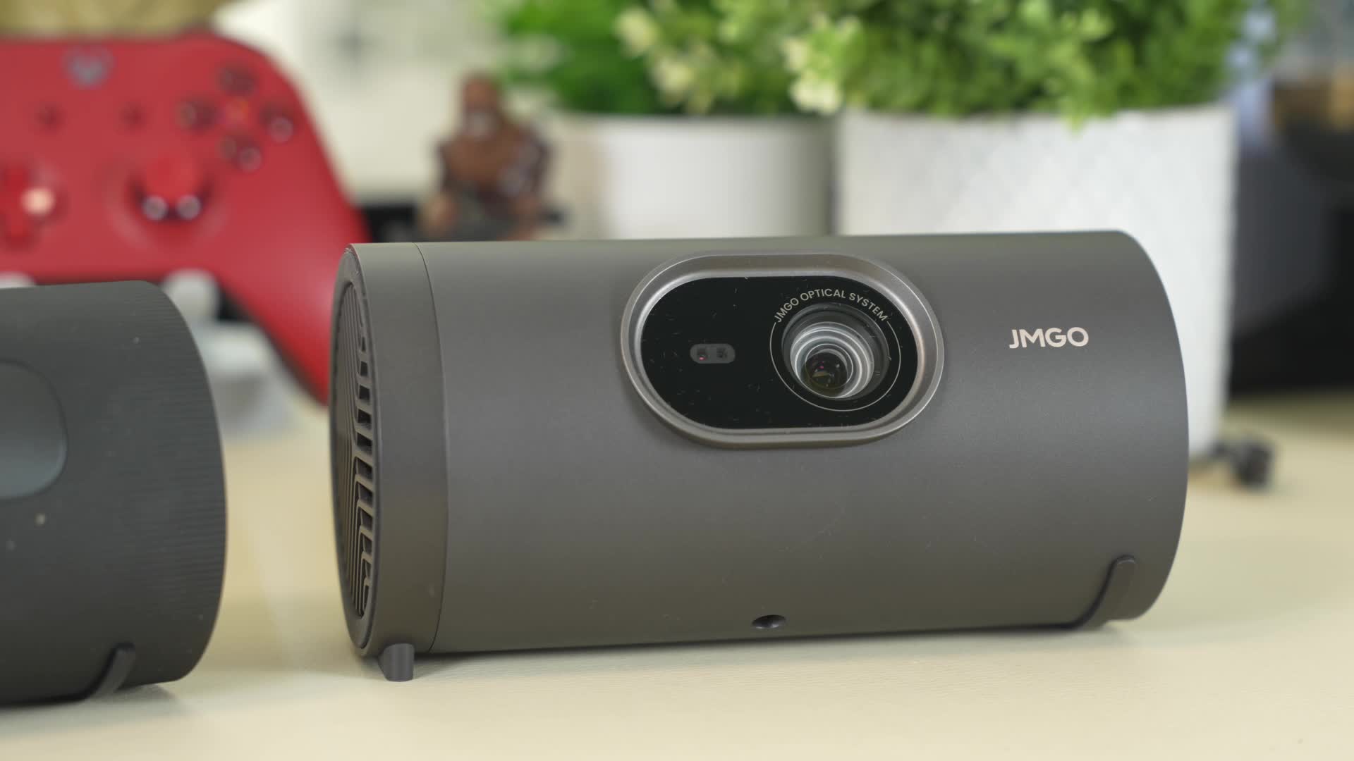 Bluetooth, Timm Mohn, Full Hd, Beamer, Projektor, Google Tv, Gimbal, Kontrast, HDMI 2.1, Jmgo, HDR10, Portabilität, Ambient Light, 450 ISO Lumen, Jmgo Picoplay+, Batterie Stativ