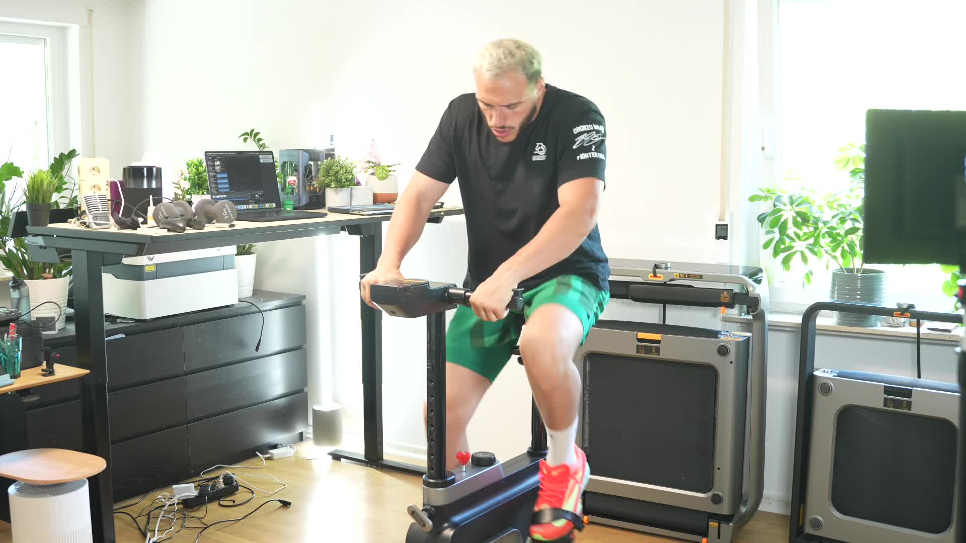 Netflix, Timm Mohn, Fitness, Sport, Homeoffice, Schreibtisch, Training, Bewegung, Walkingpad, Workout, KingSmith, WalkingPad W1B, Standfahrrad, klappbares Trainingsgerät, platzsparend, Widerstandsstufen, Heimtraining