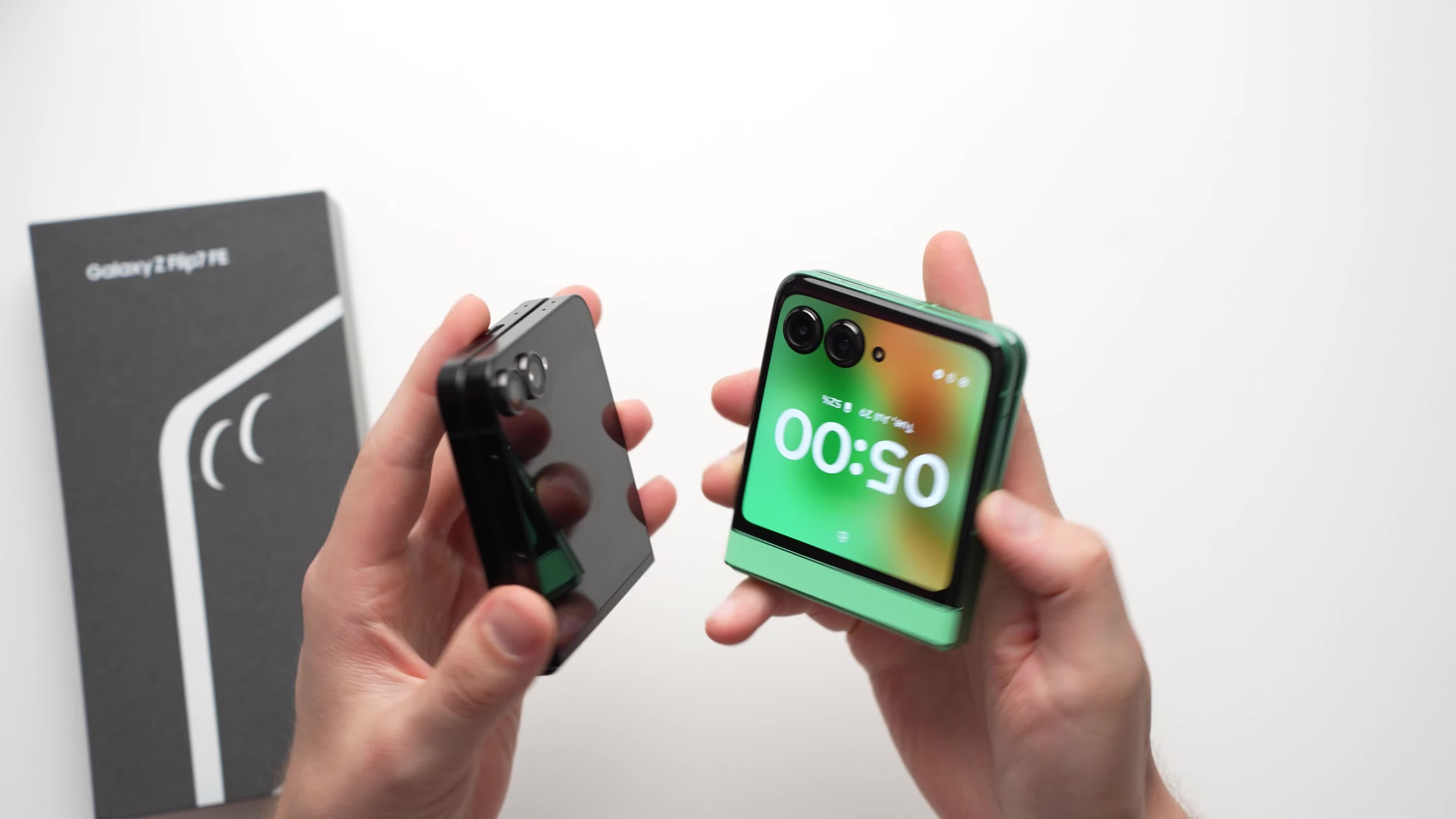 Samsung, Faltbares Smartphone, Andrzej Tokarski, Tabletblog, Fingerabdrucksensor, Android 16, Samsung DeX, AMOLED Display, Mittelklasse Smartphone, Exynos 2400, Galaxy Z Flip 7 FE, Smartphone Test, Falt Display, Dual Kamera, OneUI 8, Cover Display, IP48