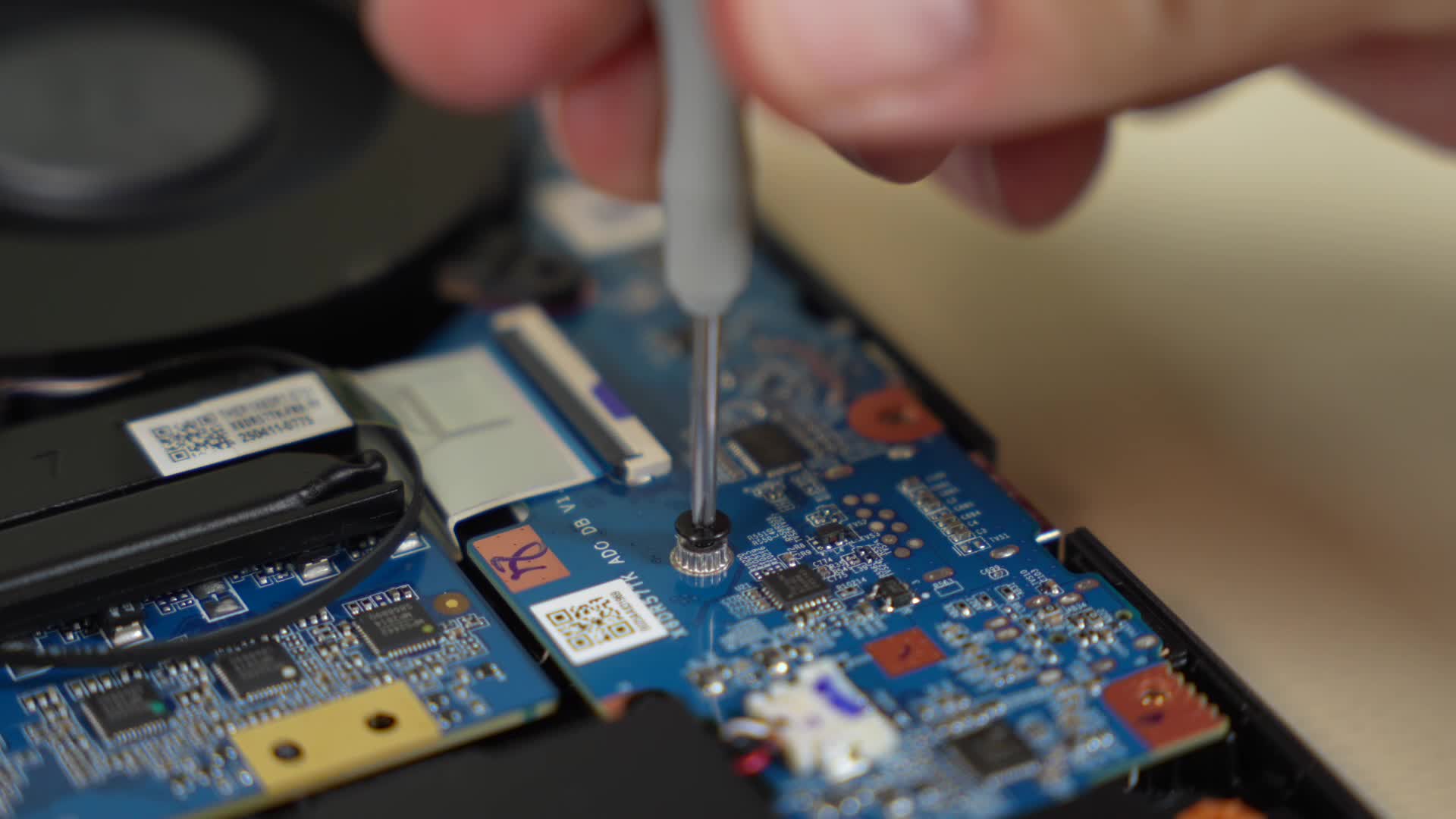 Timm Mohn, Benchmark, Arbeitsspeicher, PCIe 4.0, PCIe 5.0, Speichererweiterung, Samsung 990 Pro, Lesegeschwindigkeit, SSD Upgrade, RAM Upgrade, Gaming Laptop, Hardware Modifikation, Samsung 9100 Pro, Chuwi Gamebook, VR Benchmark, Laptop Reparatur