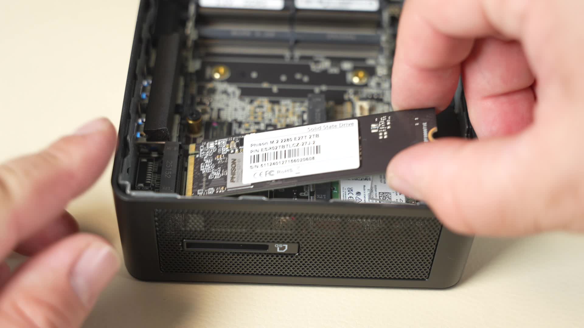 Timm Mohn, mini-pc, Arbeitsspeicher, Mini PC, Geekom, Minisforum, Back To School, Samsung 990 Pro, SSD Upgrade, Hardware Upgrade, M.2 SSD, PCIe Gen4, Geekom IT15, RAM Erweiterung, werkzeuglose Schrauben, Speicheraufrüstung