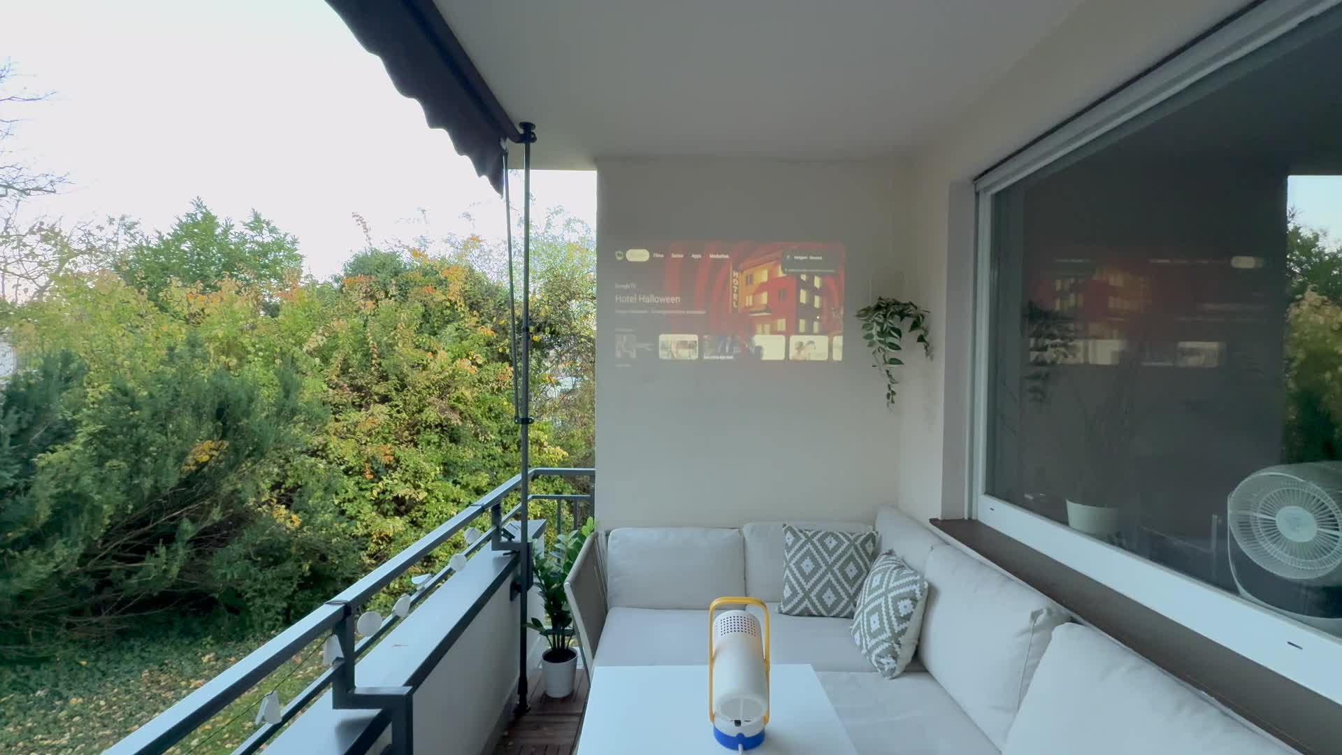 Test, Timm Mohn, Full Hd, Beamer, Projektor, Heimkino, Autofokus, Dolby Audio, mobiler Beamer, kompakter Beamer, Xgimi Vibe One, LED Projektor, tragbarer Projektor, JBL Lautsprecher, Akku Beamer, 250 ISO Lumen, Lifestyle Beamer, Projektionsverhältnis, Beamer Test