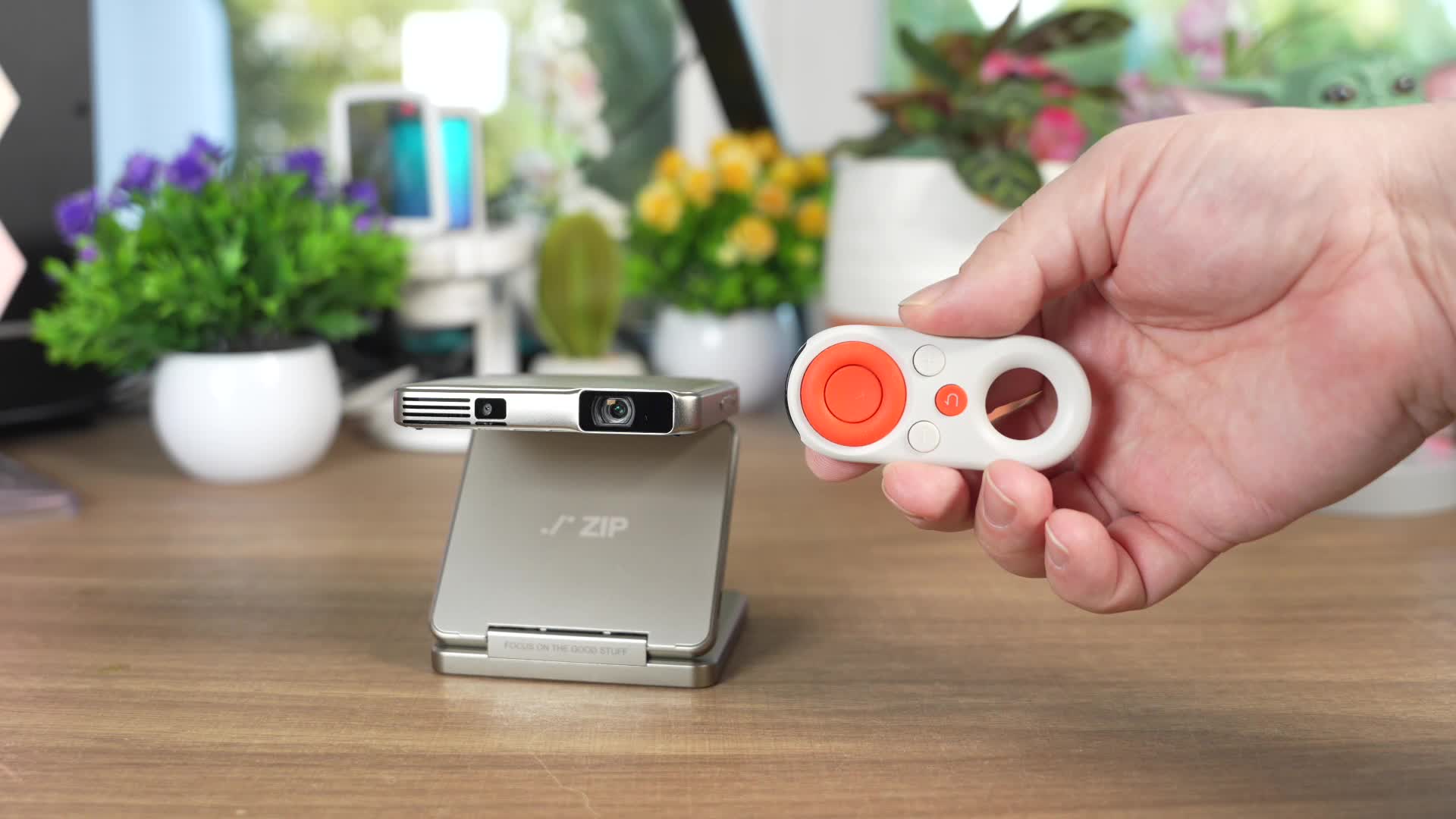 Test, Timm Mohn, Beamer, Projektor, Autofokus, Airplay, Bluetooth 5.4, kompakter Beamer, Aurzen Zip, Faltbarer Projektor, DLP Projektor, LED Beamer, 720p Auflösung, 100 ANSI Lumen, Streaming Projektor, CastPlay, Hosentaschen Projektor, Tragbarer Beamer