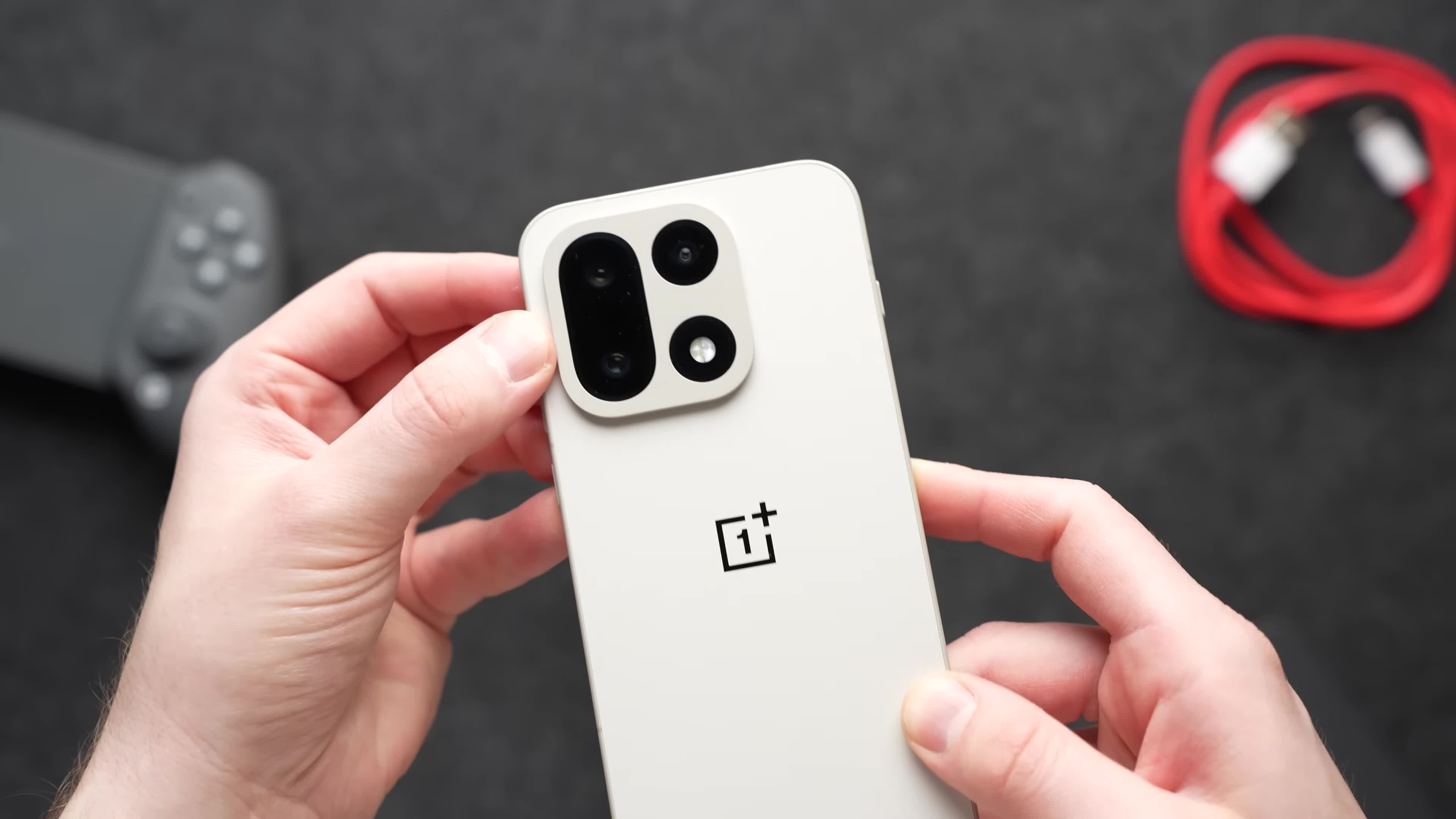 Performance, Benchmark, Andrzej Tokarski, Tabletblog, Akkulaufzeit, Gemini, Android 16, OLED Display, Telezoom, Smartphone Kamera, Smartphone Test, IP69, High End Smartphone, OnePlus 15, Gaming Smartphone, 165 Hz Display, OxygenOS 16