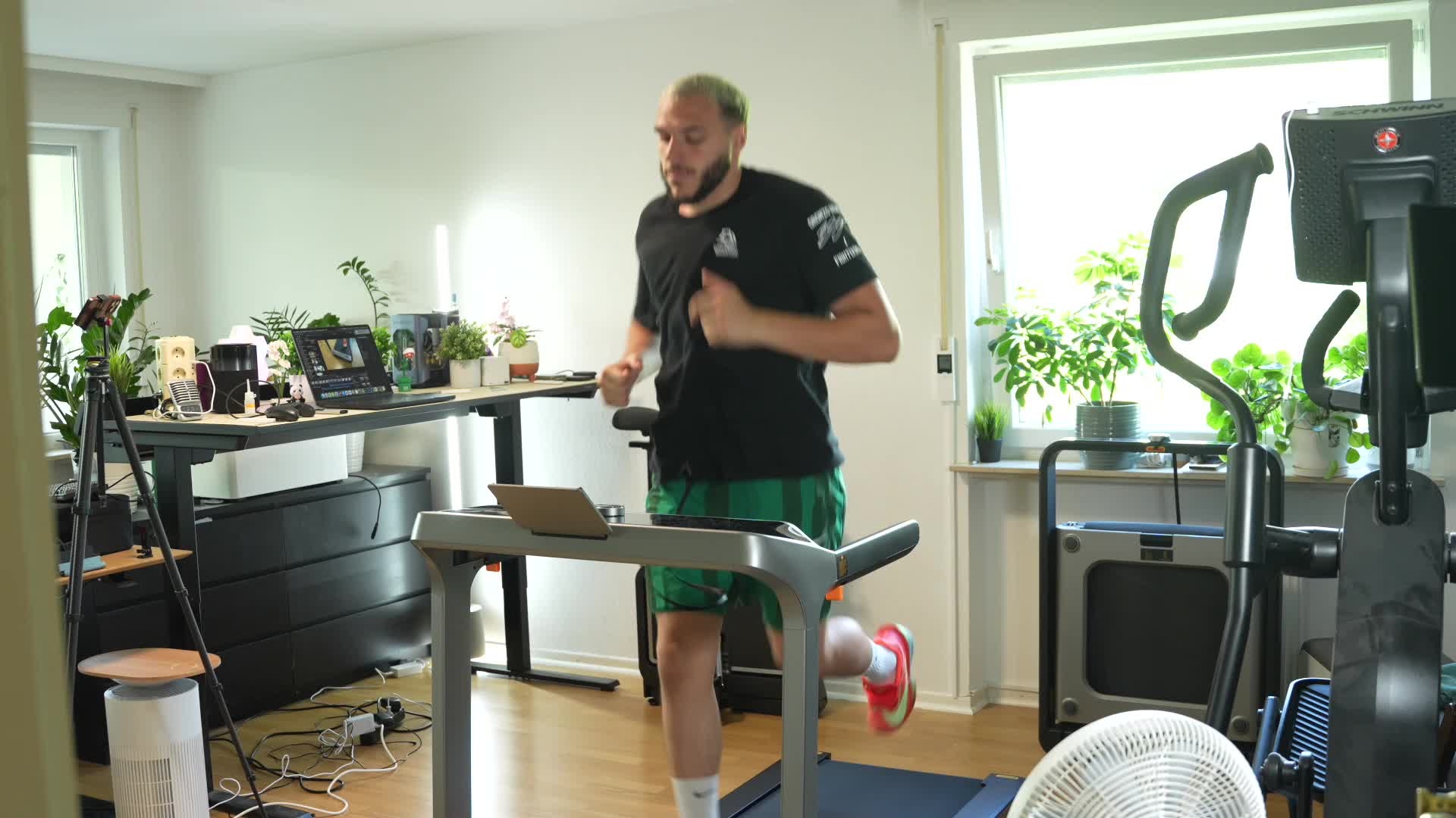 Konsole, Test, Timm Mohn, Geschwindigkeit, Fitness, Sport, Homeoffice, Laufband, Walkingpad, Workout, platzsparend, Heimtraining, WalkingPad X218, klappbares Laufband, Lauftraining, Trainingsgerät, Handläufe, Mobifitnes