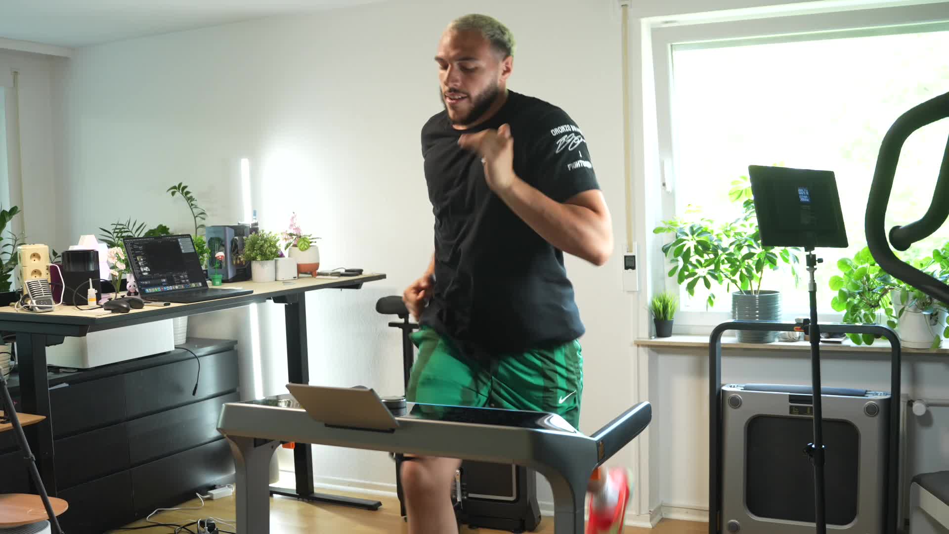 Timm Mohn, Fitness, Gesundheit, Home Office, Bewegung, Büroalltag, Laufband, Aktivität, Walkingpad, höhenverstellbarer Tisch, WalkingPad W1B, WalkingPad X218, Bewegungsmangel, Alltagsbewegung, ergonomischer Arbeitsplatz