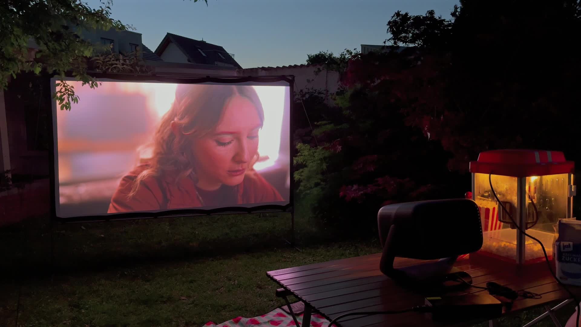Test, Timm Mohn, Beamer, Projektor, Heimkino, Dolby Vision, Optischer Zoom, Dolby Audio, 4K Projektor, Lifestyle Beamer, Tragbarer Beamer, Jmgo N3 Ultimate, Triple-Laser-Engine, MALC 5.0, 5800 ISO-Lumen, 300 Zoll, Lens-Shift, BT.2020 Farbraum, Elektrischer Gimbal