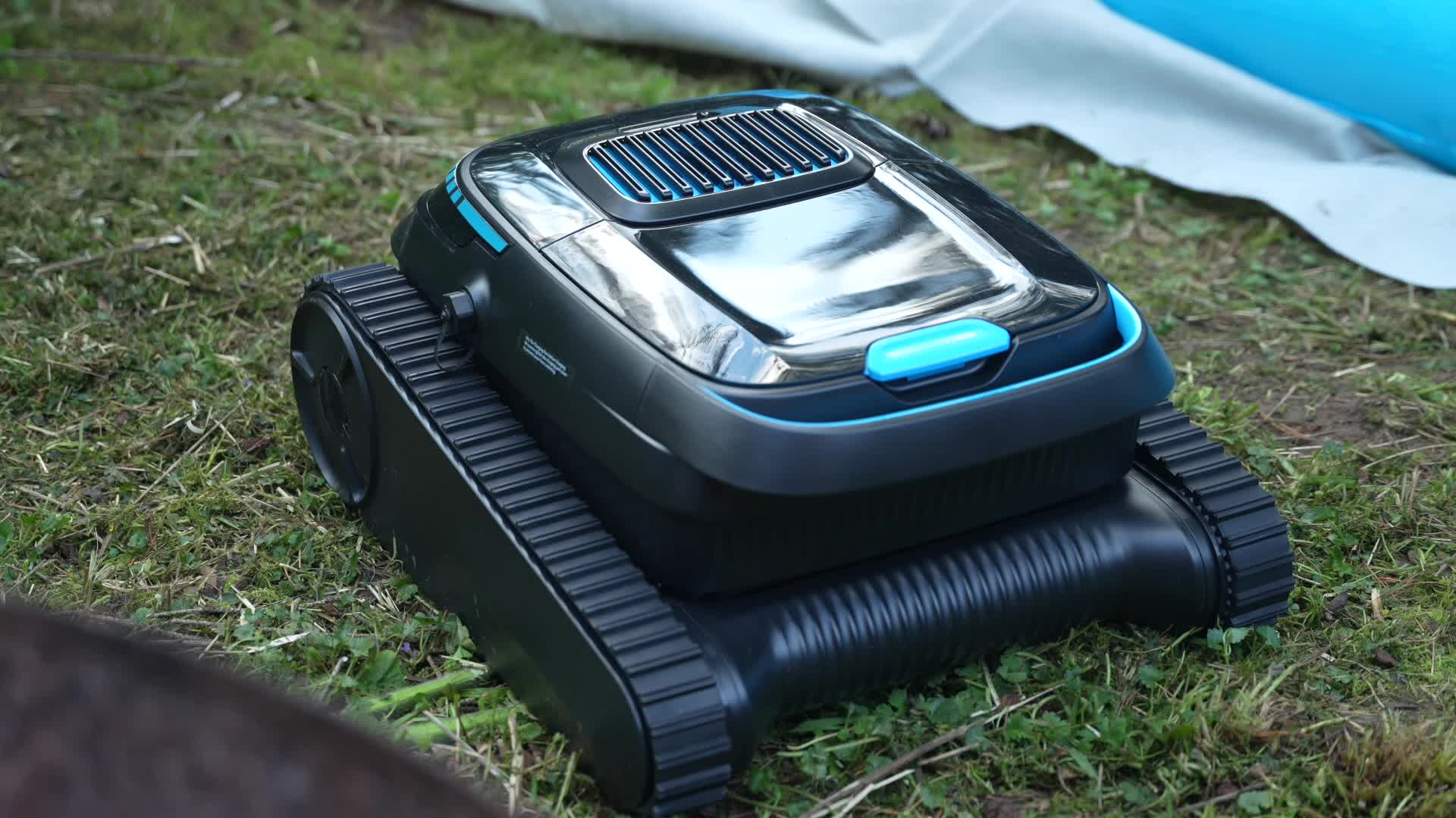 Amazon, Timm Mohn, Preisvergleich, Akkulaufzeit, Ladezeit, Poolreinigung, Poolroboter, Automatische Reinigung, Schwimmbad, Botlife PC10, Reinigungsprogramme, Filtertank, Filterbeutel, LED-Leiste, Raupenantrieb, Poolzubehör